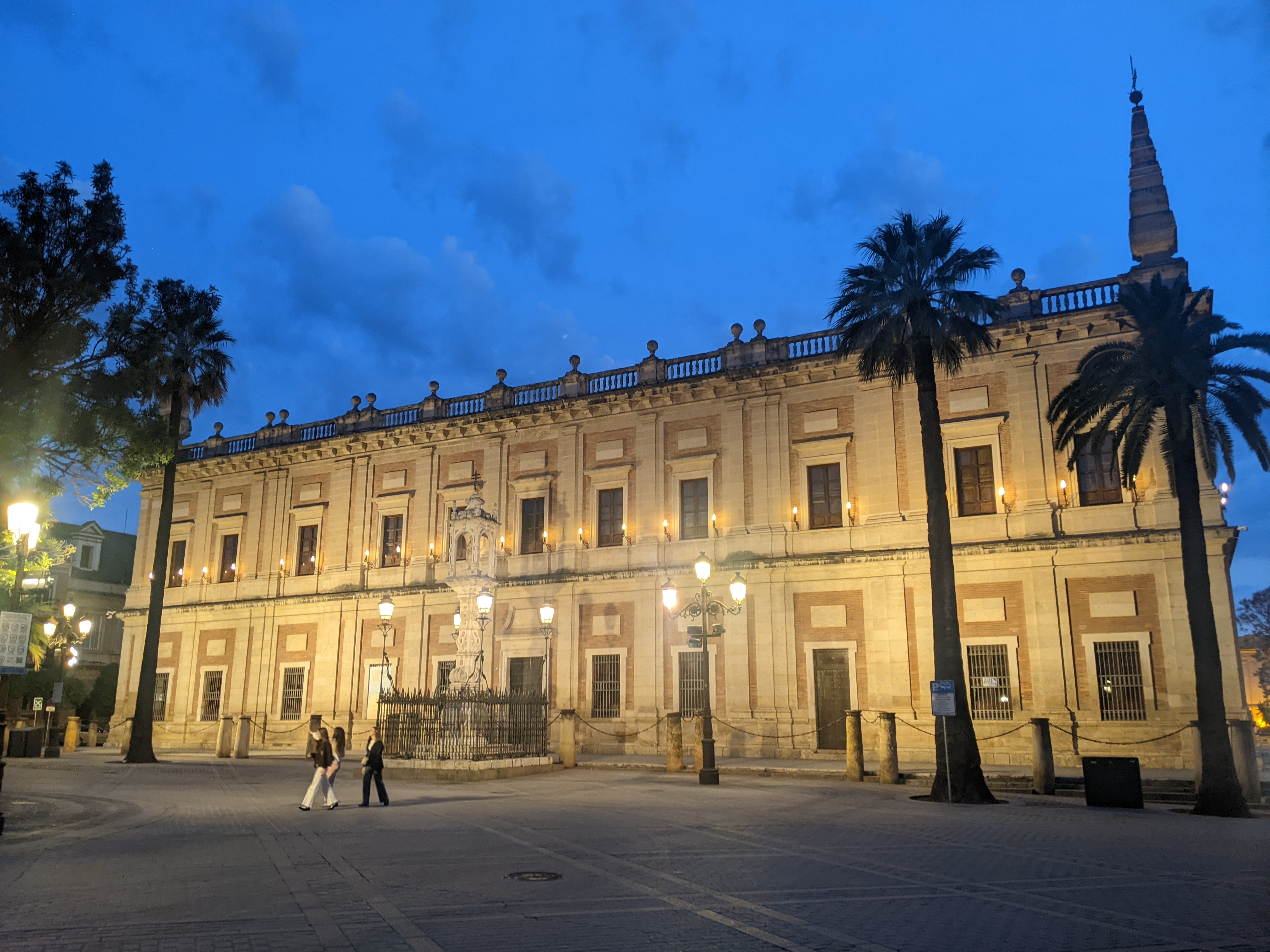 Photo of the Archivo General de Indias in Sevilla at dusk
